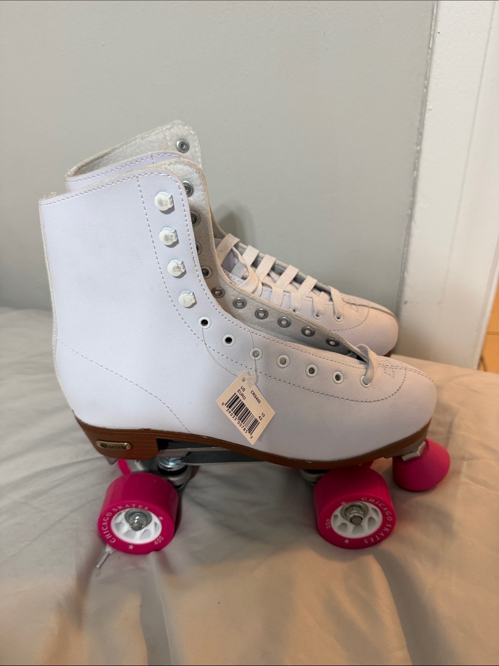 White Women's Retro Quad Roller Skates with Pink Wheels